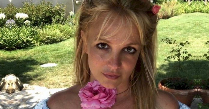 Britney Spears assina contrato milionário para livro biográfico
