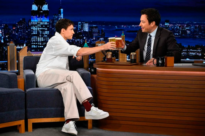 Tom Holland no Tonight Show - Foto: Reprodução/ Instagram/ NBC