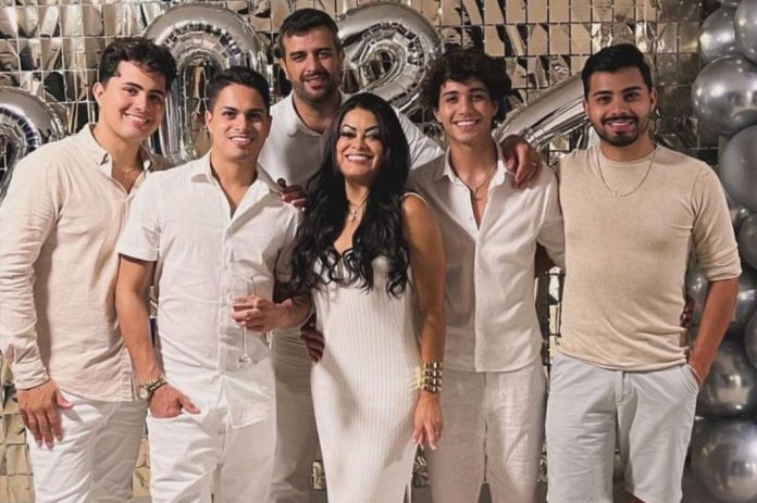 Cantora Gospel desabafa após 3º filho se assumir gay Foto: Reprodução