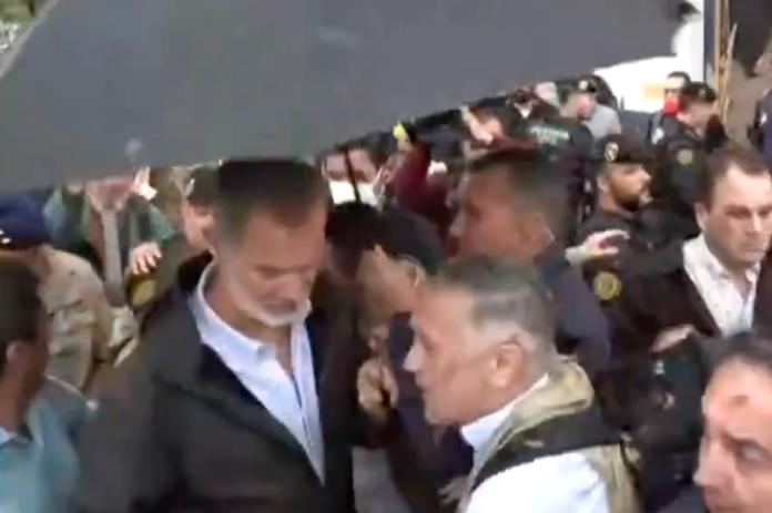 Rei Felipe VI, de guarda-chuva - Foto: Reprodução/ X