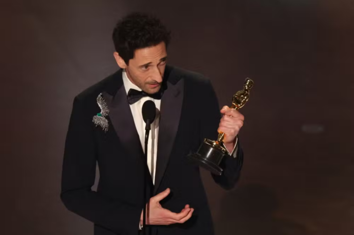 Adrien Body chama atenção ao usar broche prateado no Oscar - Foto: Reprodução/Reuters